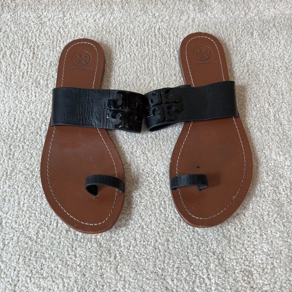 Tory Burch Lowell Black Leather Flat Sandals Toe Ring Logo Designer - Picture 1 of 12